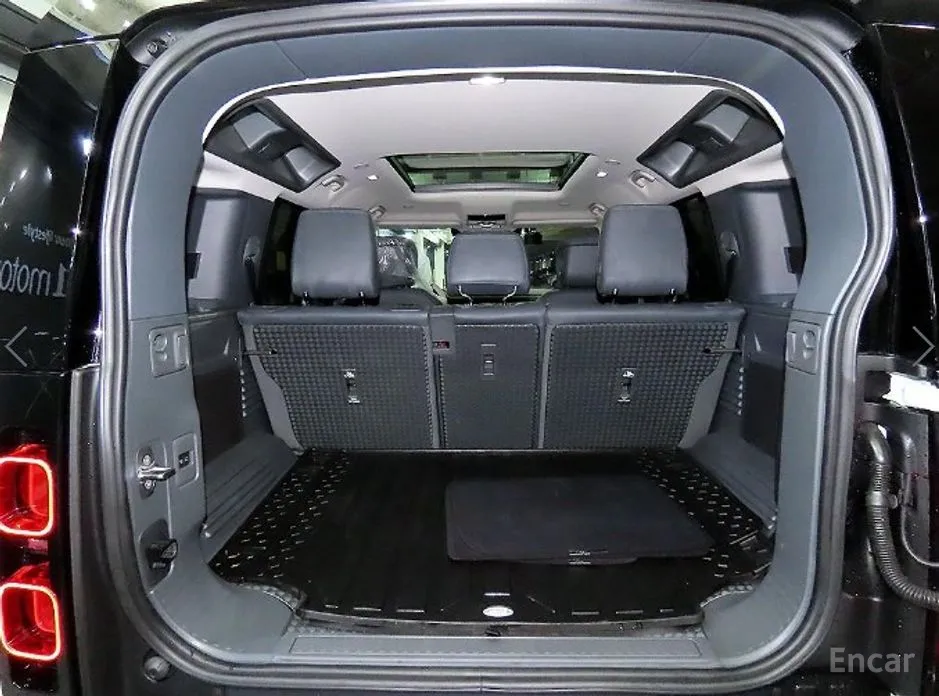 Land Rover Defender 2020 110 P300 X-Dynamic SE