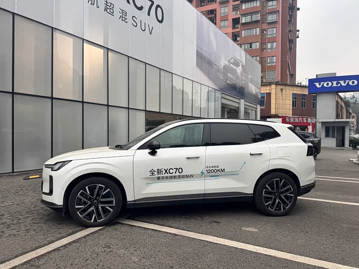 2026 Volvo XC70 Hybrid