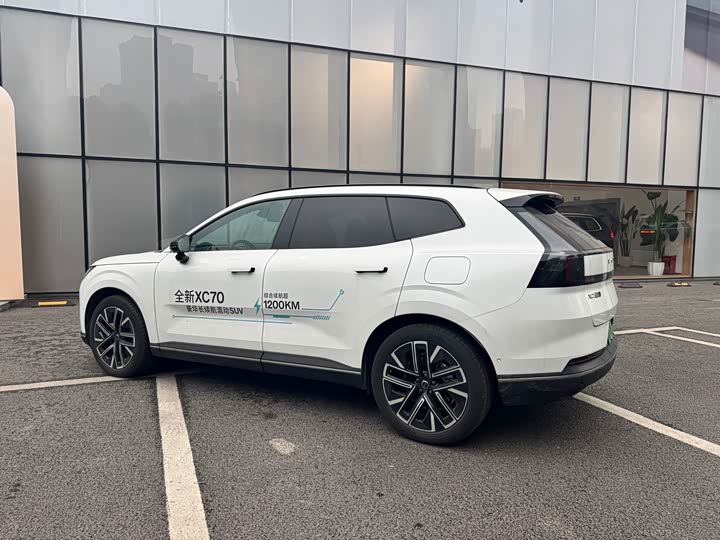 2026 Volvo XC70 Hybrid