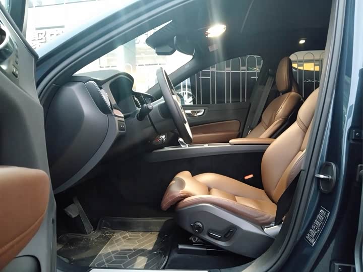 Volvo XC60 Hybrid 2025 2025款 插电式混动 长续航四驱智远豪华版