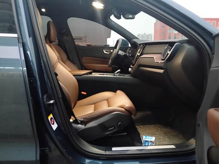 Volvo XC60 Hybrid 2025 2025款 插电式混动 长续航四驱智远豪华版