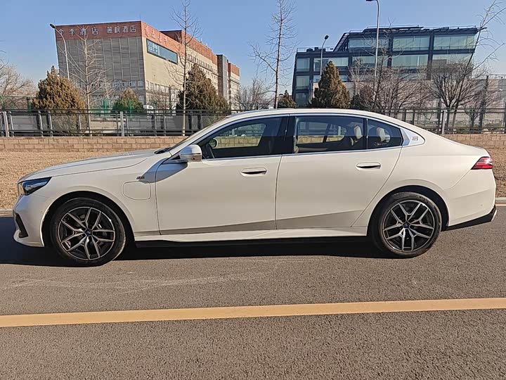 BMW i5 2024 2024款 eDrive 35L 尊享型 M运动套装