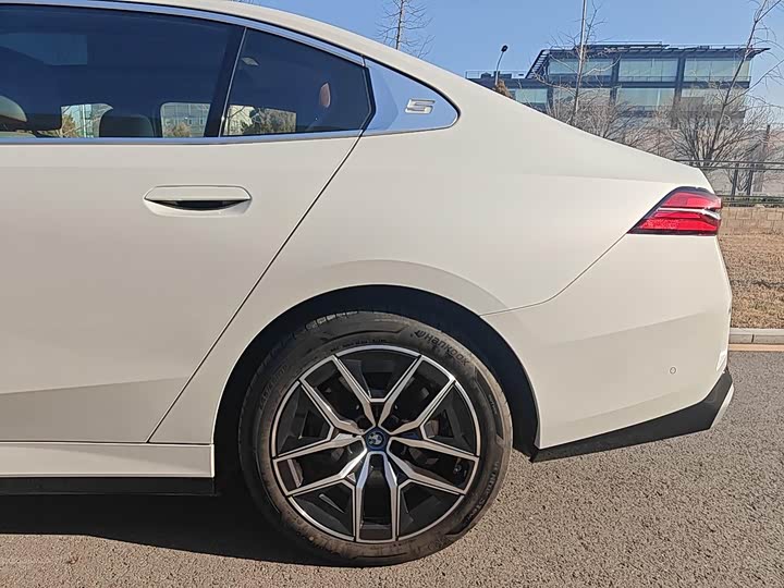 BMW i5 2024 2024款 eDrive 35L 尊享型 M运动套装