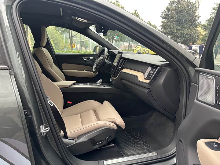 Volvo XC60 2026 2026款 B5 四驱智远豪华版