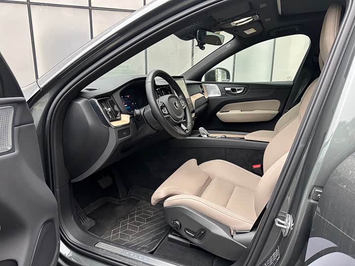 Volvo XC60 2026 2026款 B5 四驱智远豪华版