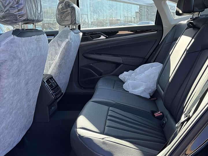 Volkswagen Passat 2026 2026款 出众款 330TSI 星空精英版