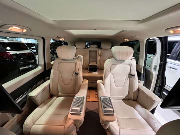 Mercedes-Benz V-Class 2024 2024款 V 300 L 长轴距豪华版