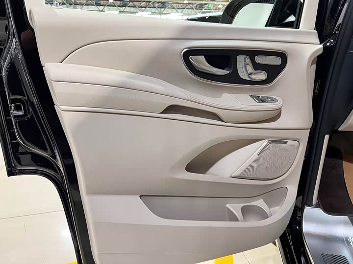 Mercedes-Benz V-Class 2024 2024款 V 300 L 长轴距豪华版