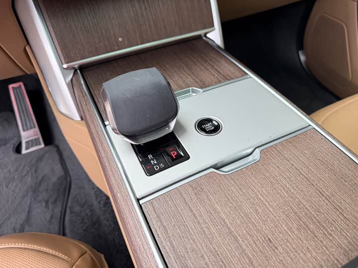 Land Rover Range Rover 2025 2025款 3.0 L6 400PS 盛世加长版