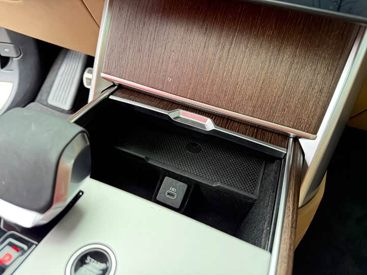 Land Rover Range Rover 2025 2025款 3.0 L6 400PS 盛世加长版