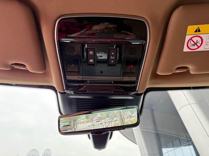 Land Rover Range Rover 2025 2025款 3.0 L6 400PS 盛世加长版