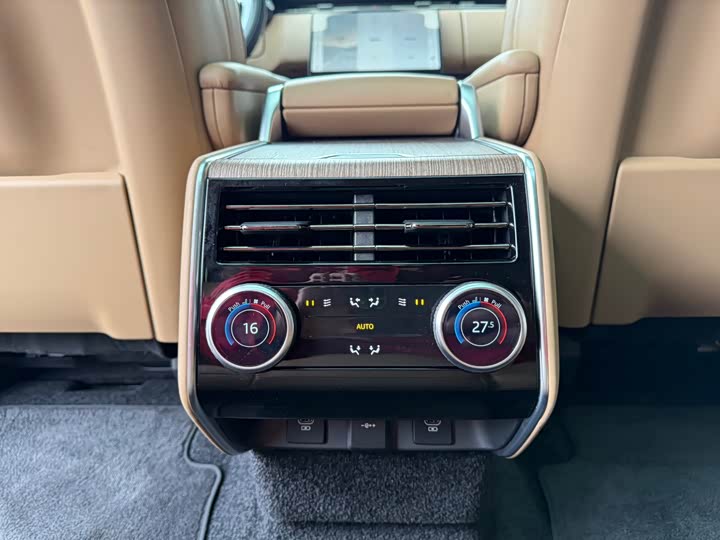 Land Rover Range Rover 2025 2025款 3.0 L6 400PS 盛世加长版