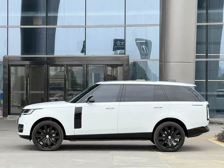Land Rover Range Rover 2025 2025款 3.0 L6 400PS 盛世加长版