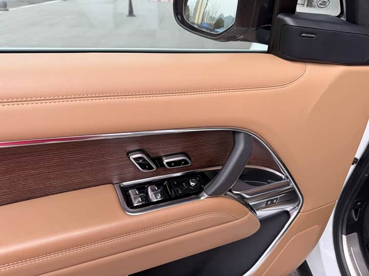 Land Rover Range Rover 2025 2025款 3.0 L6 400PS 盛世加长版