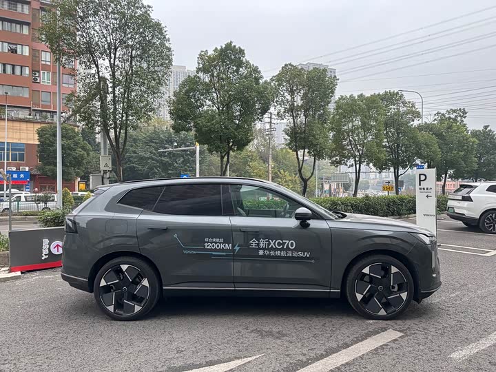 2026 Volvo XC70 Hybrid