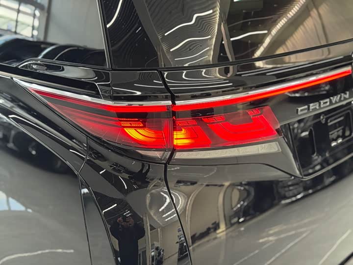 Toyota Vellfire 2024 2024款 皇冠 双擎 2.5L 至尊行政版