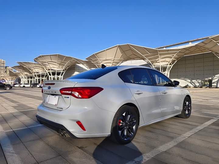 Ford Focus 2022 2022款 三厢 EcoBoost 180 自动S版