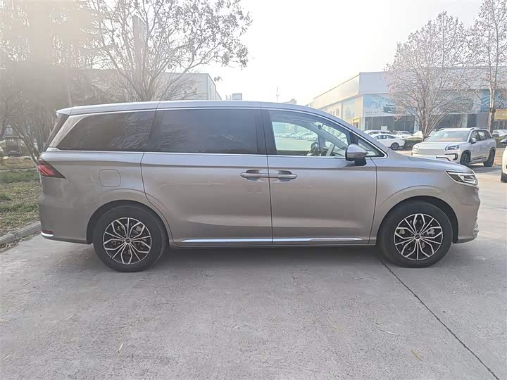 Roewe iMax 8 EV 2025 2025款 1.5T DMH 陆尊奢享版