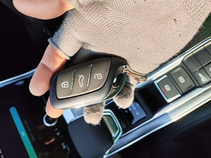 Roewe RX5 2025 2025款 PLUS 330TGI 自动领潮智惠版