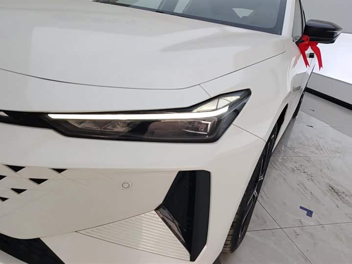 Changan UNI-V Hybrid 2024 2024款 蓝鲸智电iDD 136km 智尊型