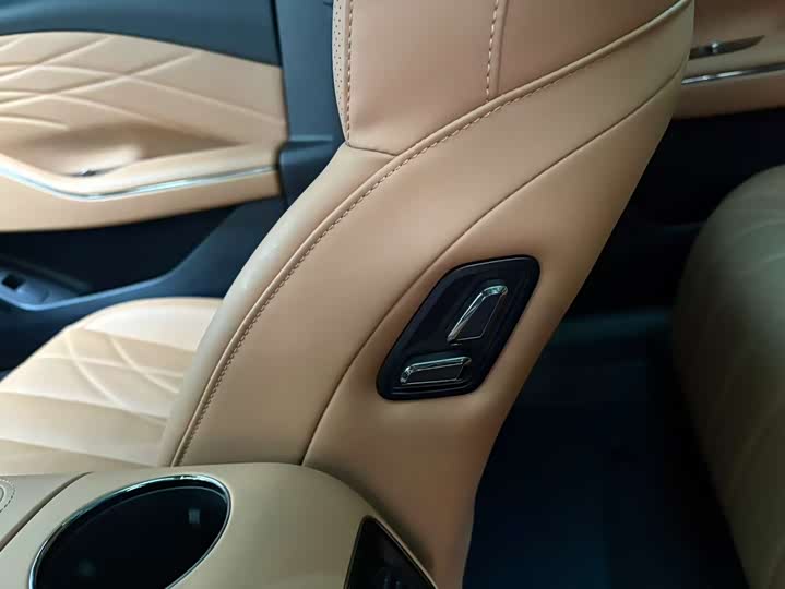 Geely Galaxy Starshine 8 EM-i 2025 2025款 60km EM-i 豪华版