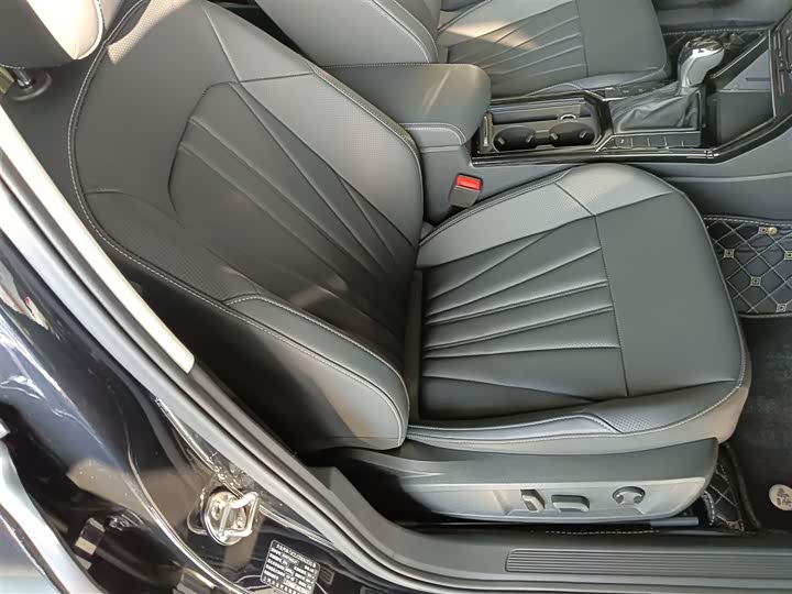 Volkswagen Passat 2025 2025款 出众款 330TSI 星空精英版