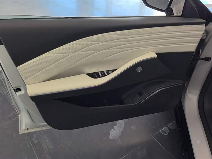 Geely Galaxy E8 2024 2024款 665km 后驱星舰 远航版