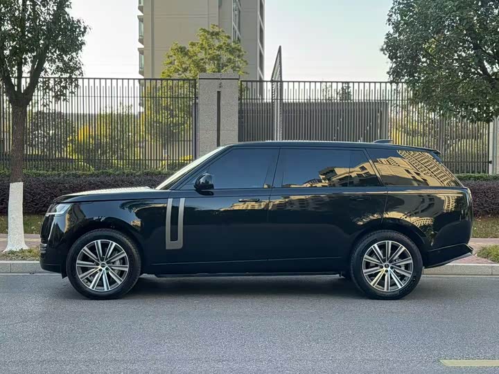 Land Rover Range Rover 2025 2025款 3.0 L6 400PS 盛世加长版