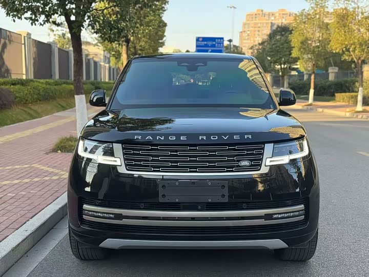 Land Rover Range Rover 2025 2025款 3.0 L6 400PS 盛世加长版