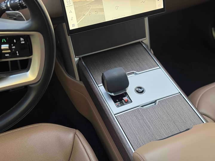 Land Rover Range Rover 2025 2025款 3.0 L6 400PS 盛世加长版