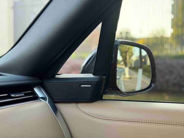 Land Rover Range Rover 2025 2025款 3.0 L6 400PS 盛世加长版