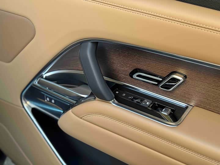 Land Rover Range Rover 2025 2025款 3.0 L6 400PS 盛世加长版