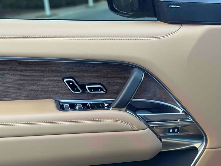 Land Rover Range Rover 2025 2025款 3.0 L6 400PS 盛世加长版