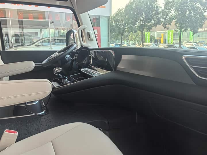 Hongqi Guoyue 2024 2024款 3.0T 旗舰版 17座