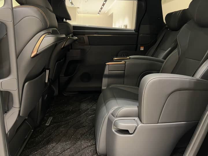 Toyota Alphard 2025 2025款 双擎 2.5L 尊贵黄金版