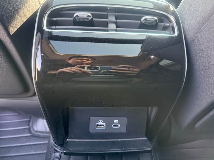 Hongqi H9 2024 2024款 2.0T 旗享 私享风尚版