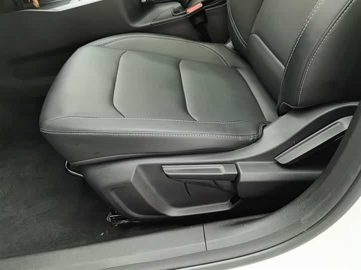 Geely Emgrand 2025 2025款 第4代 1.5L 手动龙腾版