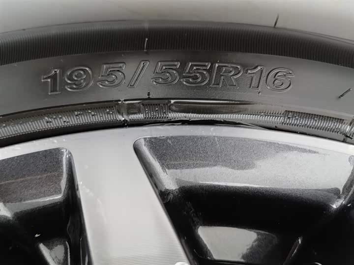 Geely Emgrand 2025 2025款 第4代 1.5L 手动龙腾版