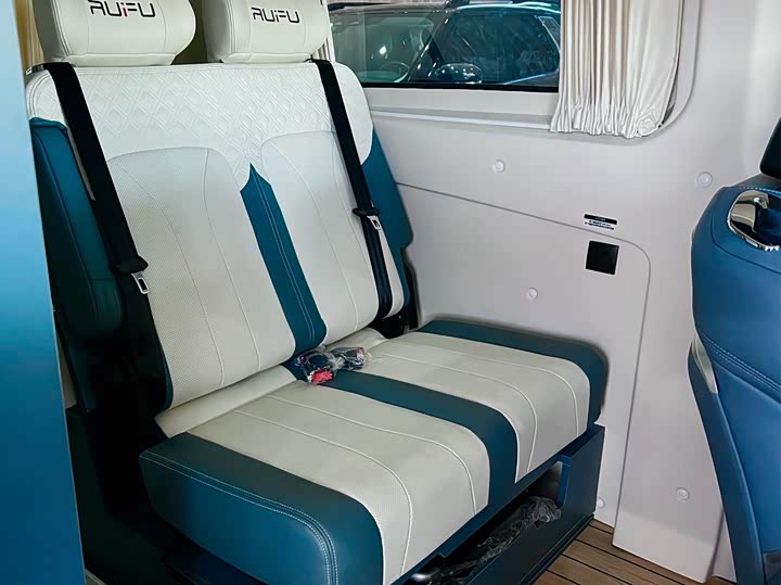 Ford Transit 2024 2024款 2.0T 汽油自动中轴中顶商旅型Bus豪华版7/8/9座