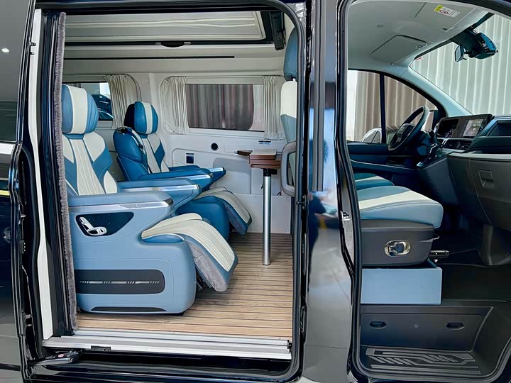 Ford Transit 2024 2024款 2.0T 汽油自动中轴中顶商旅型Bus豪华版7/8/9座