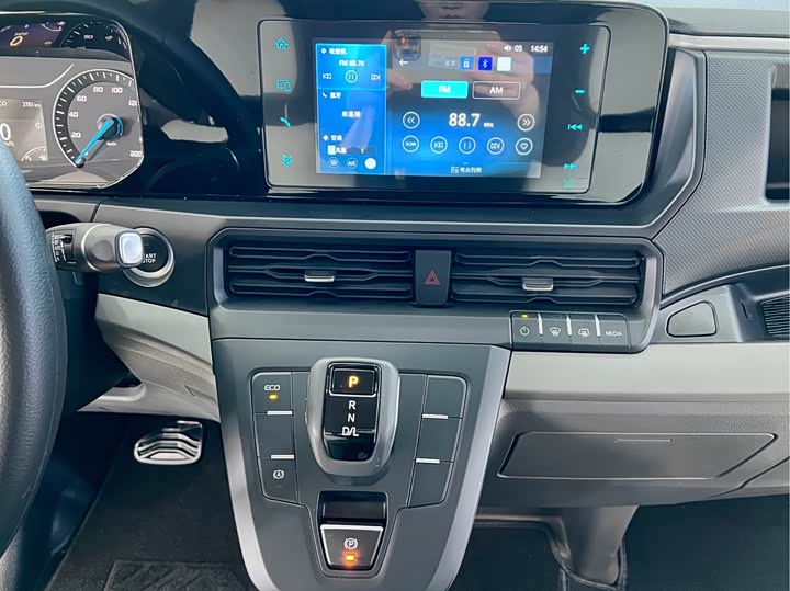 Ford Transit 2024 2024款 2.0T 汽油自动中轴中顶商旅型Bus豪华版7/8/9座