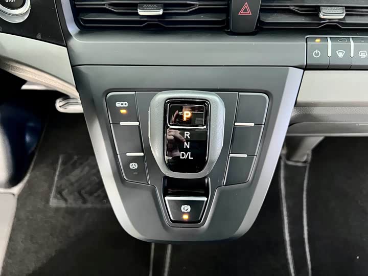 Ford Transit 2024 2024款 2.0T 汽油自动中轴中顶商旅型Bus豪华版7/8/9座