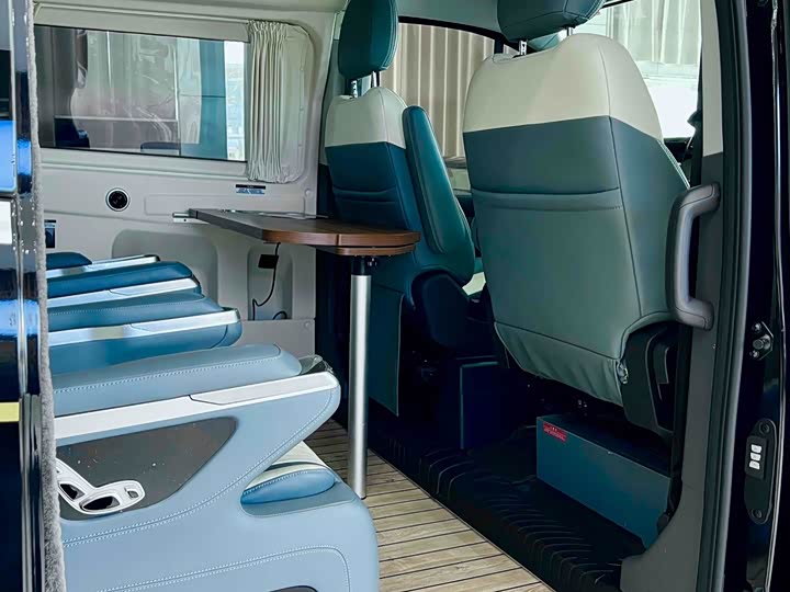 Ford Transit 2024 2024款 2.0T 汽油自动中轴中顶商旅型Bus豪华版7/8/9座