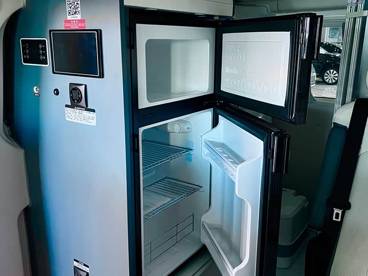 Ford Transit 2024 2024款 2.0T 汽油自动中轴中顶商旅型Bus豪华版7/8/9座