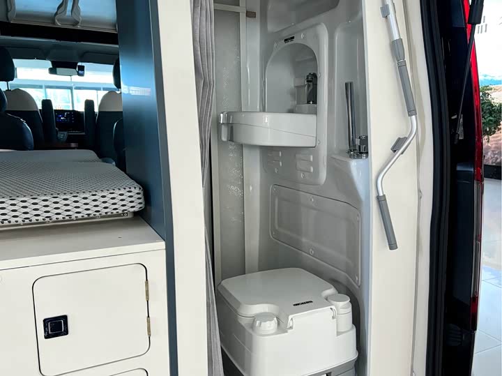 Ford Transit 2024 2024款 2.0T 汽油自动中轴中顶商旅型Bus豪华版7/8/9座