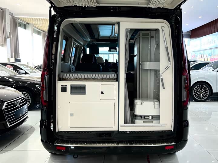 Ford Transit 2024 2024款 2.0T 汽油自动中轴中顶商旅型Bus豪华版7/8/9座