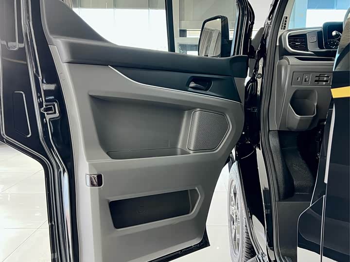 Ford Transit 2024 2024款 2.0T 汽油自动中轴中顶商旅型Bus豪华版7/8/9座