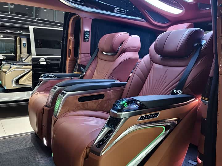 Mercedes-Benz V-Class 2024 2024款 V 300 L 长轴距豪华版