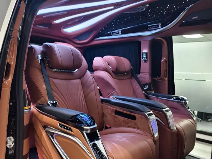 Mercedes-Benz V-Class 2024 2024款 V 300 L 长轴距豪华版