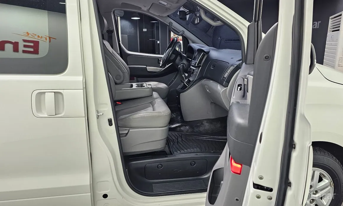 Hyundai Starex 2017 Van 3-Seater